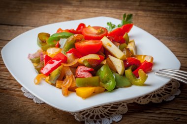 Ratatouille rustik bir tablo.