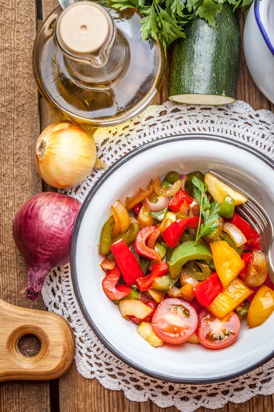 Ratatouille op een rustieke tafel. — Stockfoto