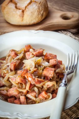 Haşlanmış soğan soslu.