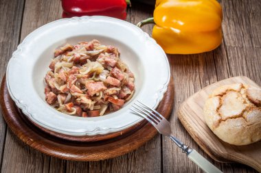 Haşlanmış soğan soslu.