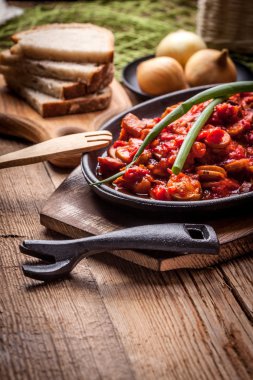 Lecho - biber, soğan ve sosis ile güveç.