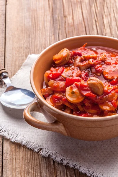 Lecho - stoofpotje met paprika's, uien en worstjes. — Stockfoto