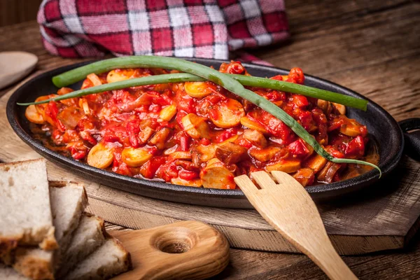 Lecho - guisado com pimentas, cebolas e salsichas . — Fotografia de Stock