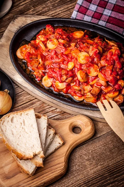 Lecho - Eintopf mit Paprika, Zwiebeln und Würstchen. — Stockfoto