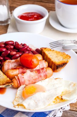 Tam İngiliz kahvaltısı.