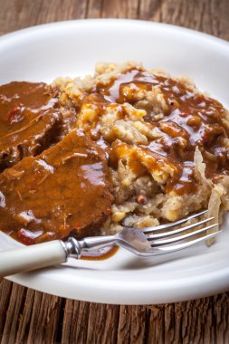 Lahana ile kızarmış sığır eti.