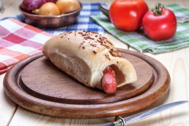 Hamur içinde pişmiş sosis.