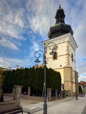 KROSNO, POLAND - 25 Ekim 2025: Parish Tower - Krosno 'daki kilise çan kulesi.