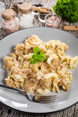 Lahana turşulu makarna ve pastırma. Seçici odak.