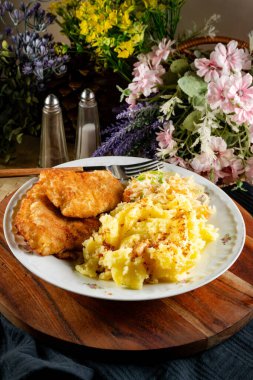 Kızarmış morina filetosu haşlanmış patates ve sebze salatasıyla servis ediliyor...