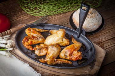 Kızarmış tavuk kanadı..