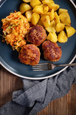 Tabakta patates kızartmasıyla servis edilen köfteler..