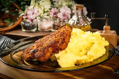 Patatesle servis edilen domuz boyunlu pirzola. Sığ alan derinliği.