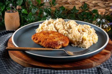 Kıymalı pirzola, haşlanmış lahana ve patates. Sığ alan derinliği.