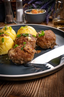 Peynirli köfte ve tabakta haşlanmış patates..