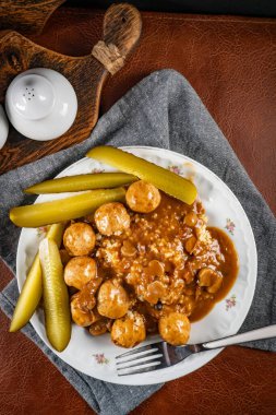 Ev yapımı hızlı yemek, tavuk köftesi ve mantar sosu Groats bulgur ve salatalık turşusu ile servis edilir. Seçici odak.