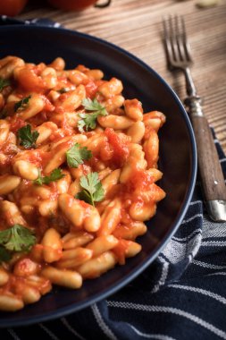 Cavatelli taze domates soslu makarna. İtalyan mutfağı.