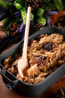 Domuz eti, sosis ve mantarlı lahana yahnisi. Bigos - geleneksel Polonya mutfağı.