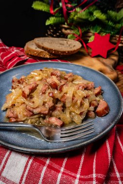 Sosisli soğan ve dilimlenmiş ekmek. Sığ alan derinliği.