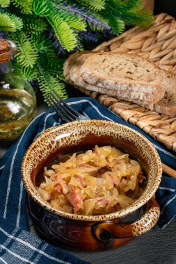 Sosisli soğan ve dilimlenmiş ekmek. Sığ alan derinliği.