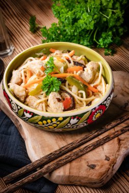 Tavuk ve sebzeli kızarmış erişte. Tavuk chow mein.