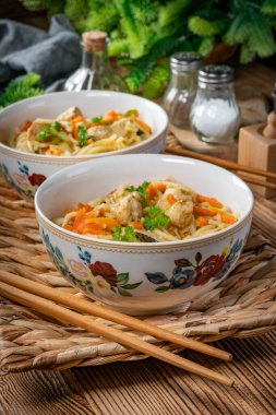 Tavuk ve sebzeli kızarmış erişte. Tavuk chow mein.