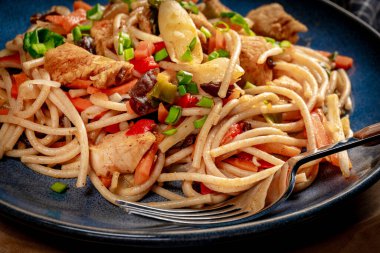 Tavuk ve sebzeli kızarmış erişte. Tavuk chow mein.