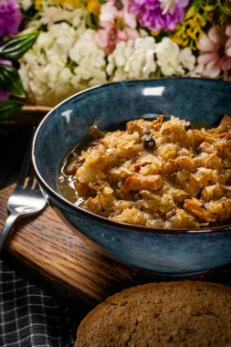 Domuz eti, sosis ve mantarlı lahana yahnisi. Bigos - geleneksel Polonya mutfağı.