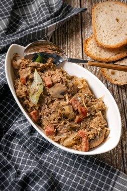 Bigos. Etli lahana turşusu, kurutulmuş mantar ve sosis. Geleneksel Polonya mutfağı..