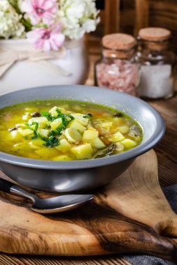 Sebzeli ve tavuklu Polonya arpa çorbası - krupnik.
