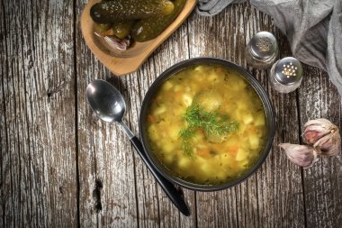 Vejetaryen salatalık çorbası. Üst görünüm.