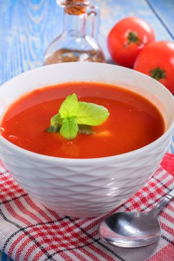 Tahta masada domates çorbası. Seçici odaklama.