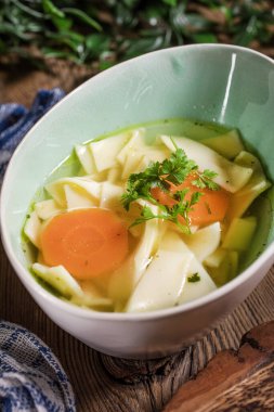 Çorba. Erişteli tavuk çorbası..