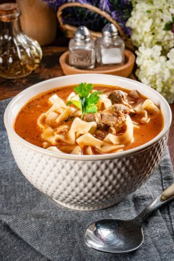 Tavuklu domates çorbası. Sığ alan derinliği.