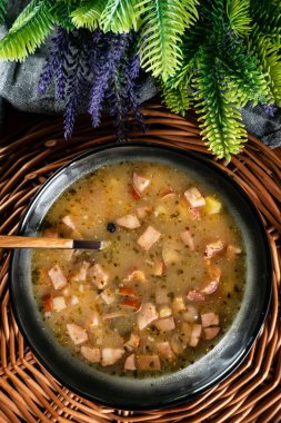 Patates ve sosisli ekşi çorba..