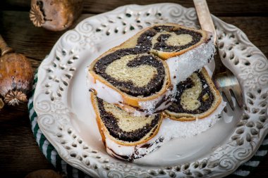 Poppie-tohum kek bir plaka üzerinde iki adet. Seçici odak.