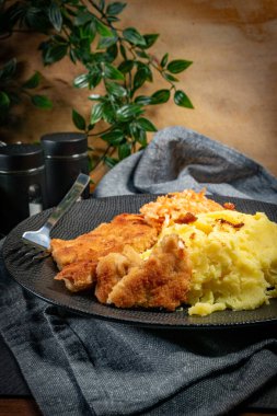 Haşlanmış patates ve salata ile servis edilen haşlanmış tavuk göğsü filetosu..