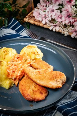 Haşlanmış patates ve salata ile servis edilen haşlanmış tavuk göğsü filetosu..