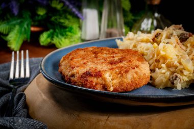 Kıymalı pirzola, haşlanmış lahana ve patates. Sığ alan derinliği.