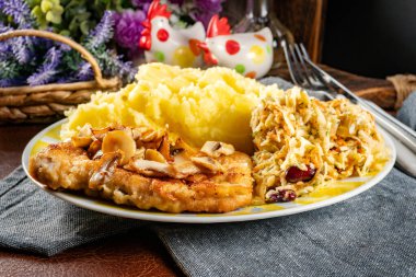 Patates püresi ve salatayla servis edilen geleneksel mantarlı domuz pirzolası..