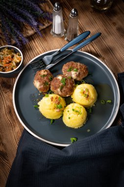 Peynirli köfte ve tabakta haşlanmış patates..