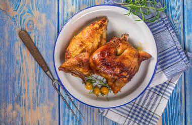 Tavuklar tabakta pişiyor. Üst görünüm.