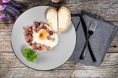 Kızarmış yumurta ve doğranmış sosis. Sığ alan derinliği.