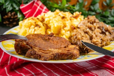 Patates püresi ve mantarlı haşlanmış lahana ile servis edilen haşlanmış domuz boynu..