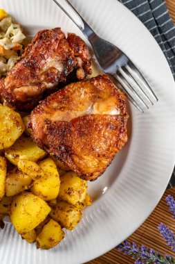 Kızarmış tavuk ve fırında patates. Seçici odak.