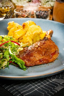 Kızarmış ördek bacağı ve patates.