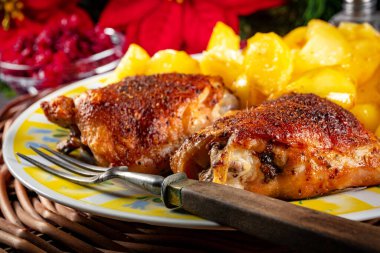 İki parça kızarmış tavuk ve patates..