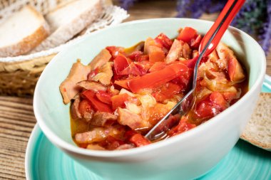 Lecho - biberli ve sosisli lezzetli Macar güveci.