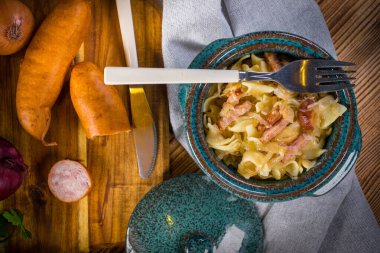 Lahana turşulu ve sosisli makarna. Seçici odak.