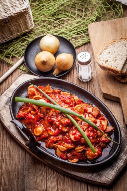 Lecho - biberli ve sosisli lezzetli Macar güveci.